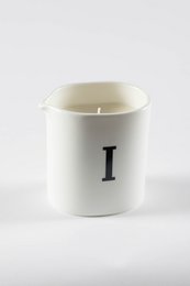  White massage candle with "I" printed on it. Cylindrical shape, suitable for aromatherapy and relaxation.