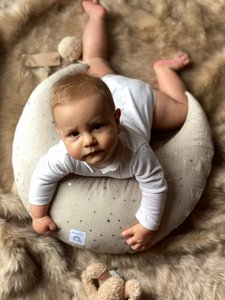 Stillkissen aus Bio-Musselin mit Reißverschluss | Stillkissen | Unterstützung für den Bauch | Essentials für Neugeborene | Dekoration für das Kinderzimmer | Geschenk zur Babyparty, silberne Sterne. Handgefertigte Pompon-Kopie
