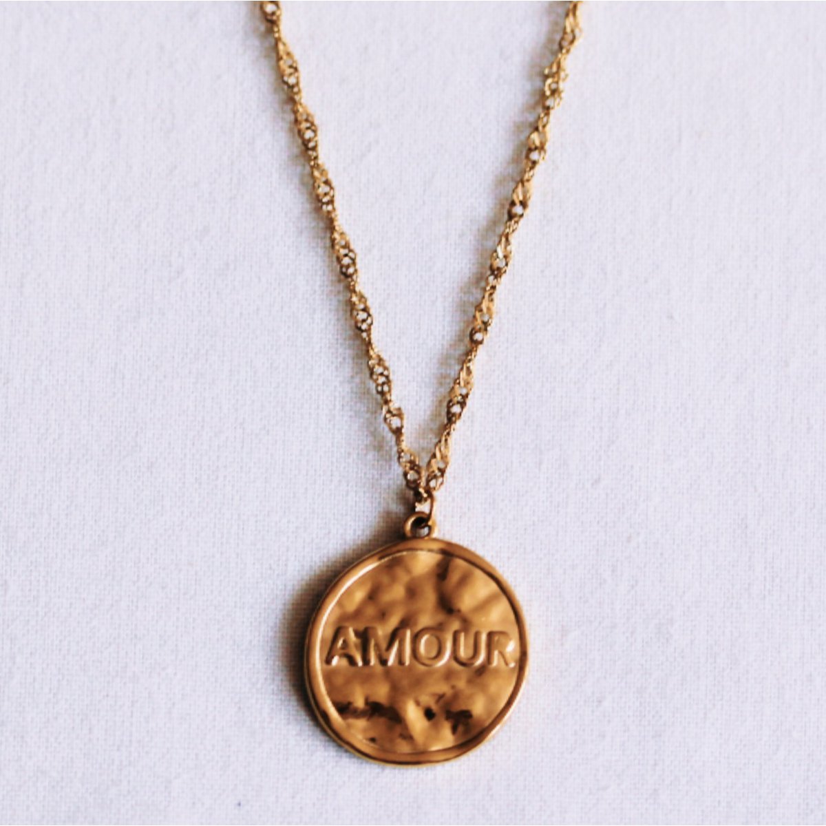 Fine twisted chain with a round AMOUR charm