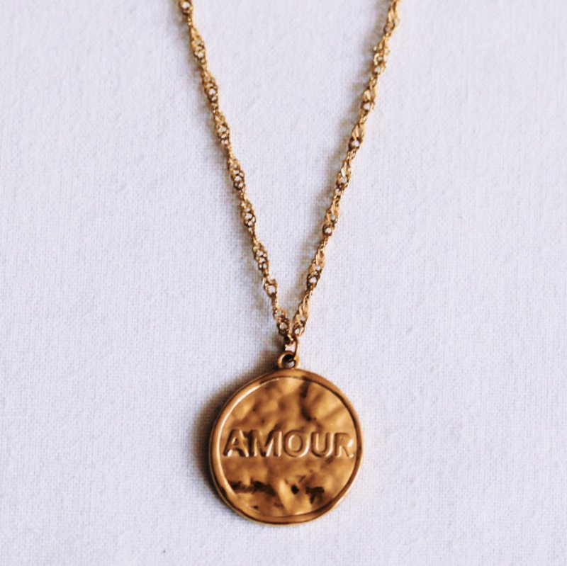Fine twisted chain with a round AMOUR charm