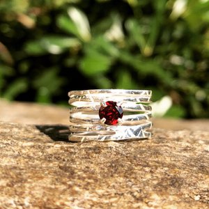 Zilveren golfring met rode granaat