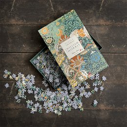  Colorful 1000-piece puzzle featuring William Morris' original floral design, with intricate patterns and vibrant hues.