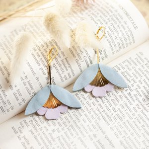 Ginkgo bloem oorbellen - lichtroze hemelsblauw leer