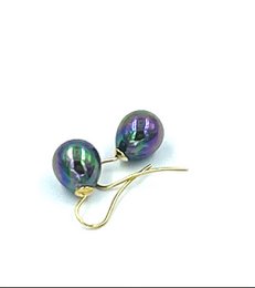 Pendientes de perlas clásicas en color azul oscuro arcoiris