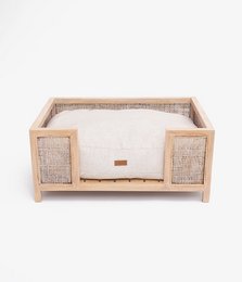 A white washed, medium-sized pet basket made of natural materials, suitable for pets up to 90 cm long and 65 cm wide.