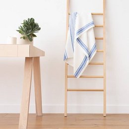 Linen bath towel in off-white and blue Tuscany colors, available in 100 x 134 cm and 65 x 130 cm sizes.