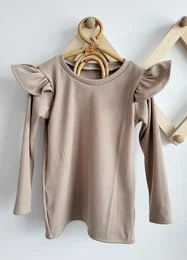 A long-sleeved, ribbed, dark beige baby shirt with ruffle details on the shoulders. The shirt is available in sizes 68 to 128.