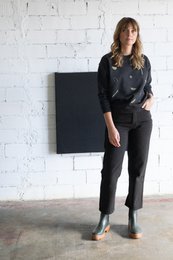 Oversized black sweatshirt with long sleeves and a relaxed fit. Made of a soft, comfortable material.