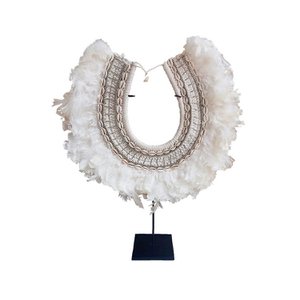 Decoratieve ketting met veren en schelpen