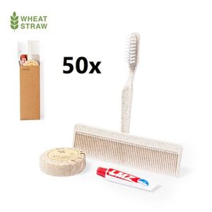 50 x Essentiële verzorging ingesteld met tandenborstel, tandpasta (6 gr), kam en zeepbalk (25 gr). In tarwestro, om het gebruik van natuurlijke grondstoffen aan te moedigen en de uitstoot van verontreinigende stoffen te verminderen. 14,5 x 2,5 x 4,7 