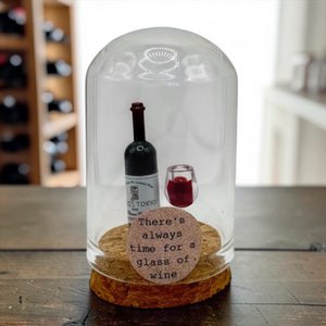 Immer Zeit für ein Glas Wein – Glasglocke mit Miniatur-Weinflasche und Glas