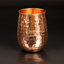  Hammered copper cocktail mug with a capacity of 470 ml.