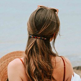  Barrette Louise Fauve - A stylish hair clip featuring a natural, earthy color palette and a unique, organic shape. Available in Rouge sauvage and Vert nénuphar variants.