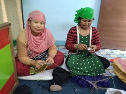 Renna Luna-Leena con maglione a collo alto blu - 100% lana morbida - gehaakt fatto a mano in Nepal