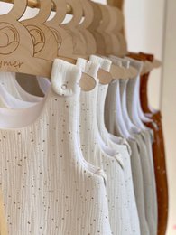  Soft, breathable organic muslin sleeping bag for newborn baby. 100% certified cotton, cozy wrap for comfortable sleep.