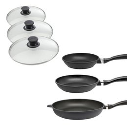 Set of 3 cast aluminum frying pans with glass lids in 24 cm, 28 cm, and 32 cm sizes.