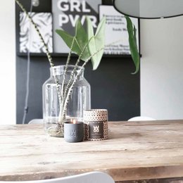 WOO bæredygtigt duftlys | Upcycled vandflaske | Mat sort | 60 timers brændetid