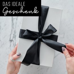Edle Sanduhr Chronometrie I Dekorative Sanduhr aus Glas mit feinem schwarz-schimmernden Sand veredelt mit goldenen Seitstützen