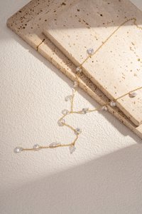 Y -verdrängte Halsketten mit Tropfen in Tropfen