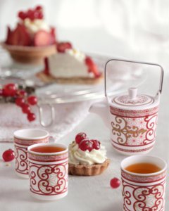 Theepot, zetgroep en 6 theekopjes, Ornament, porseleinen geschenkdoos
