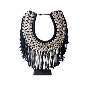 Decoratieve ketting in zwart macrame