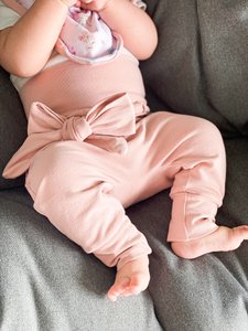 Puderrosa Babyhose mit Schleife