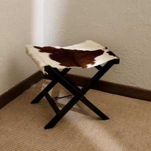 Klappbarer Campinghocker | Echtes Hairon-Leder & Naturholz | Tragbarer rustikaler Sitz für Camping, Terrasse und Zuhause