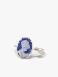 Blue Mini Cameo met een parelring