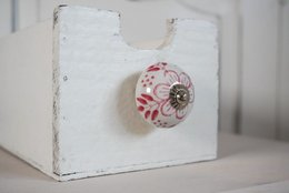 White furniture knob with dark pink roses, 4 cm in size, from the Isabelle Rose collection, suitable for drawers.