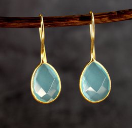 Aquamarine gold-plated drop earrings with faceted gemstones. Luxury jewelry featuring a teardrop shape and 925 sterling silver gold plating.