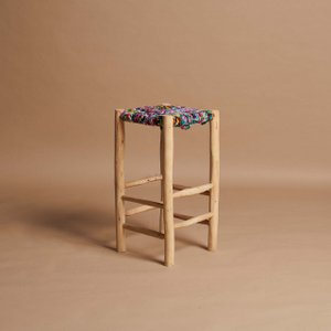 Hawa Hochhocker Mehrfarbig – Handgefertigter Barhocker aus Holz und Stoff
