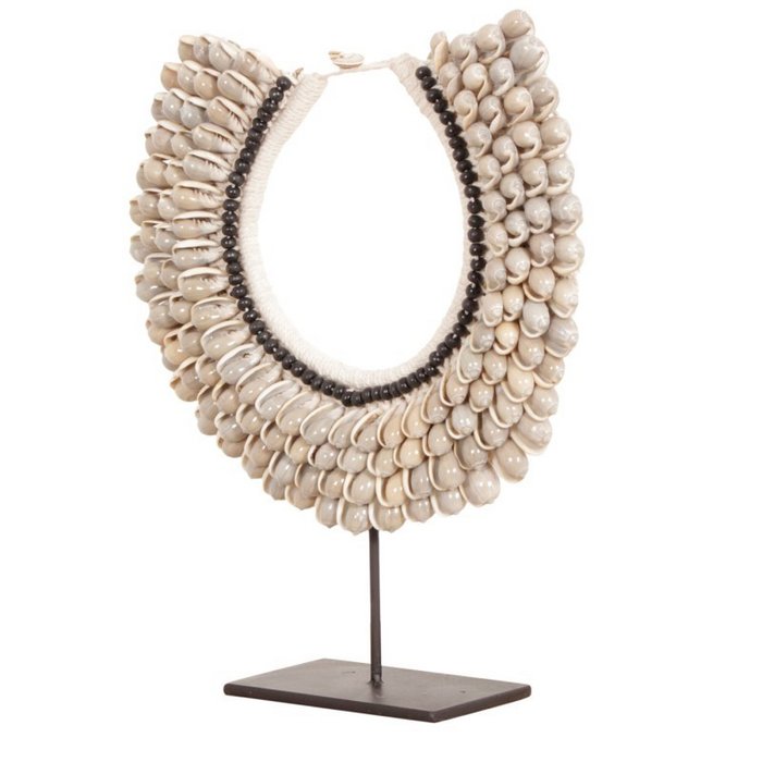 Schelpenketting op standaard beige 38cm