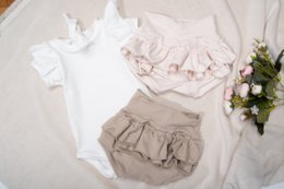 Mørke beige blomstrer med flæser