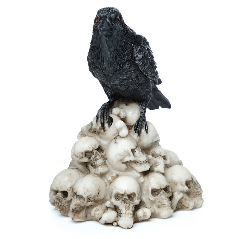Krage stående på bunke kranier Ornament