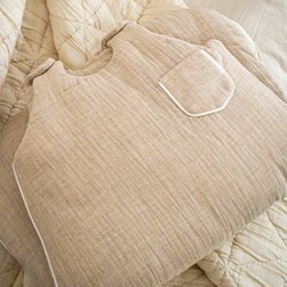  Cozy sand-colored sleeping bag for infants 0-18 months. Made of soft, breathable fabric with a quilted design for warmth and comfort.