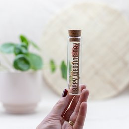 Dried flower tubes with "Happy Wedding Day" text. Includes dried flowers, leaves, and a glass jar with cork lid.