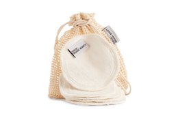 Set of 7 reusable bamboo makeup remover pads in a natural cotton drawstring bag.