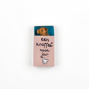 Tragen Sie in einer Schachtel eine braune Umarmung für Sie