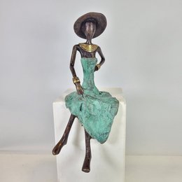 Bronze-Skulptur "Femme assise avec chapeau" by Soré | verschiedene Größen und Farben