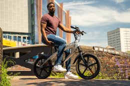 Cruzaa pedalstøttende Bluetooth elcykel Carbon Black