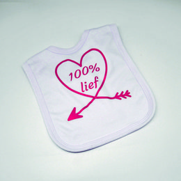 White bib with red heart-shaped text "100% lief" and an arrow.
