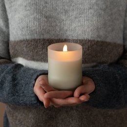 Organic scented candle with 'Oriental Tea Fields' fragrance, made of natural wax and housed in a glass container.