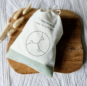 Set mit 12 Holzpuzzles in einer Leinentasche – Tiere