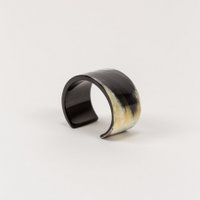 Offene Armbandrolle aus schwarzem Horn in Größe L.