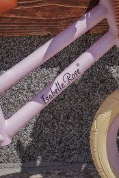 Bicicleta sin pedales en color rosa pastel con cesta de mimbre Isabelle Rose