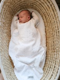  Soft, breathable organic muslin sleeping bag for newborns. 100% cotton, cozy and comfortable for baby's sleep. Ideal for newborn essentials.
