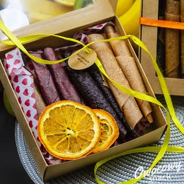 A set of 5 assorted fruit snacks in a wooden box, including dried fruit, cinnamon sticks, and lemon slices.