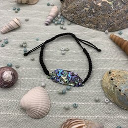 Handmade abalone shell bracelet with mother of pearl macrame. Vibrant beach-inspired colors and natural materials create a unique and stylish accessory.