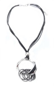 Halskette mit schwarzen Schnüren