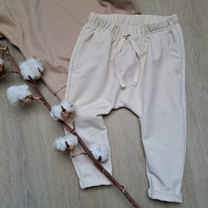 JF | Locker geschnittene Jogginghose in rohem Ecru